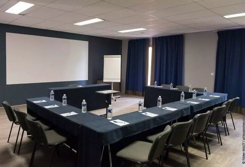 住所  Adonis Arles by Olydea