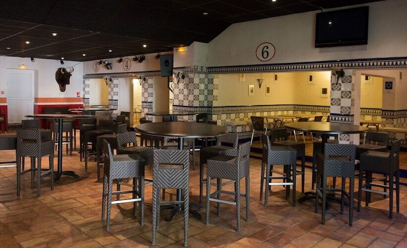 住所  Adonis Arles by Olydea