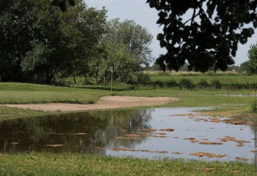 住所  Adonis Arles by Olydea