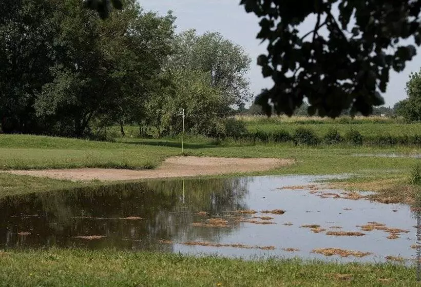 住所  Adonis Arles by Olydea