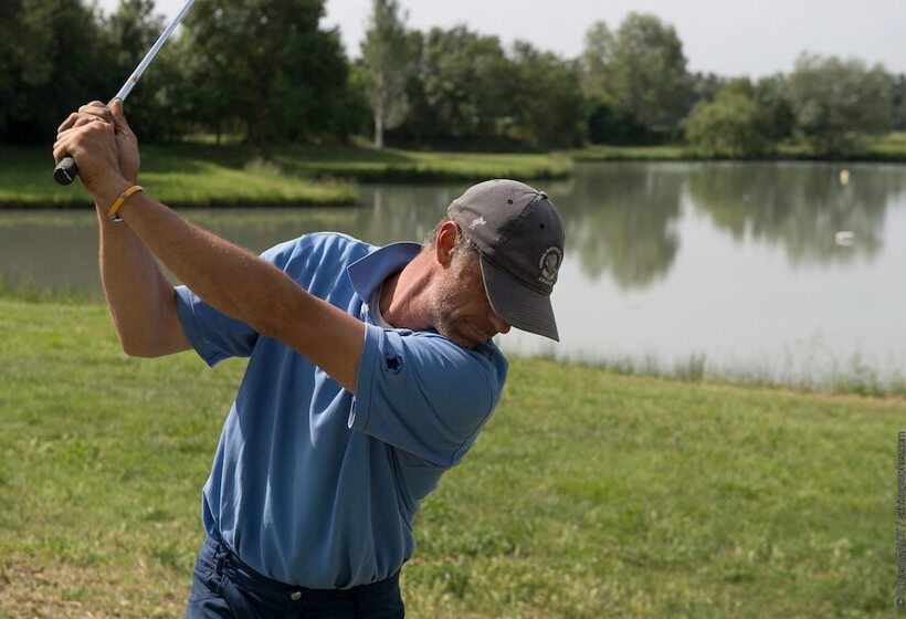 住所  Adonis Arles by Olydea