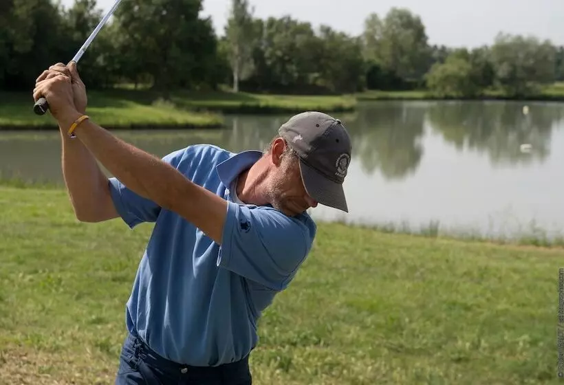 住所  Adonis Arles by Olydea