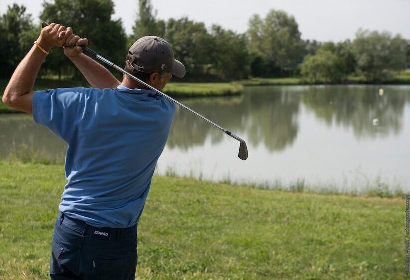 住所  Adonis Arles by Olydea