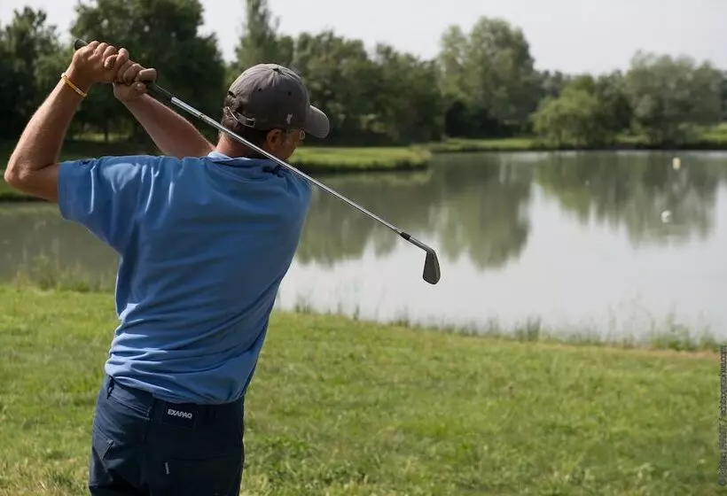 住所  Adonis Arles by Olydea