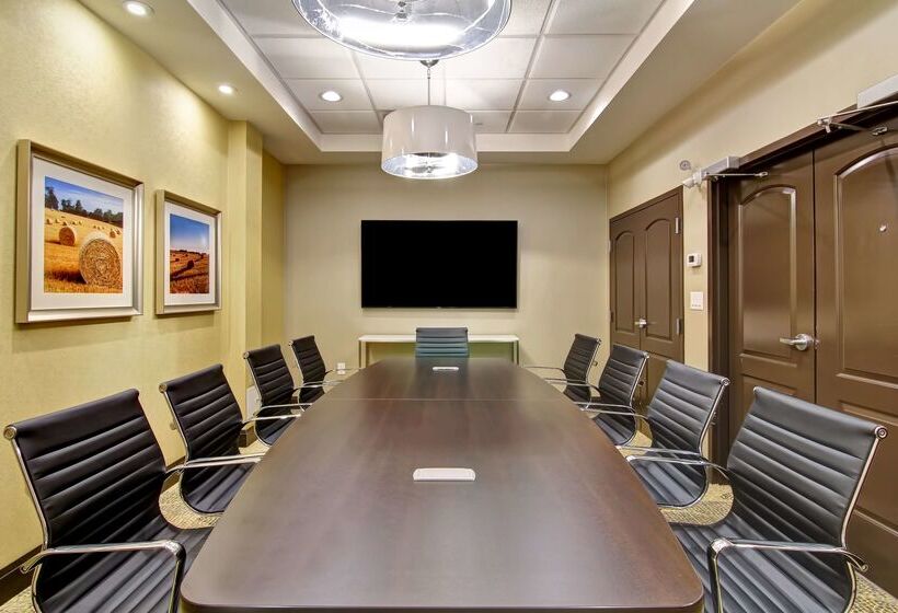 هتل Hampton Inn & Suites By Hilton Saskatoon Airport