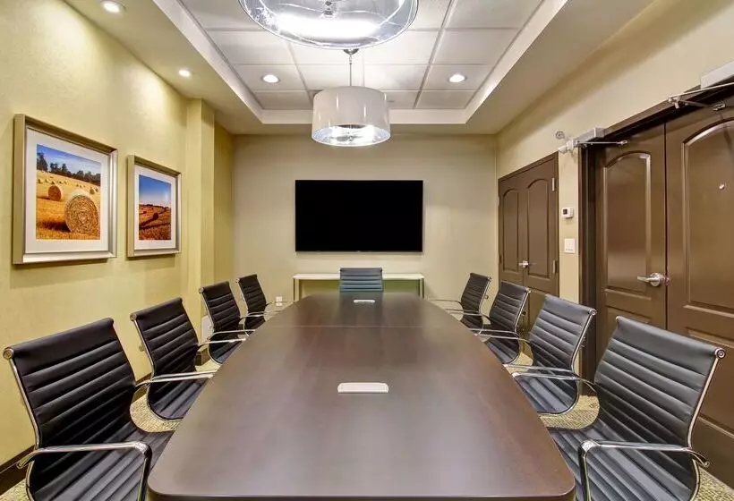 Отель Hampton Inn & Suites By Hilton Saskatoon Airport