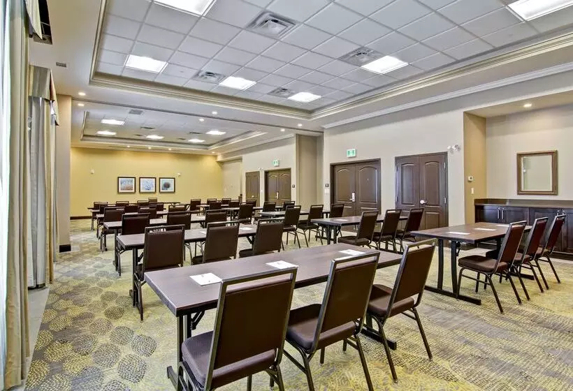 Отель Hampton Inn & Suites By Hilton Saskatoon Airport