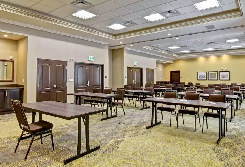 Отель Hampton Inn & Suites By Hilton Saskatoon Airport