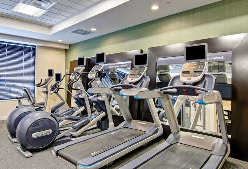 هتل Hampton Inn & Suites By Hilton Saskatoon Airport