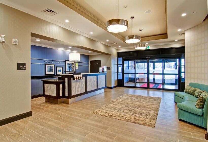 هتل Hampton Inn & Suites By Hilton Saskatoon Airport