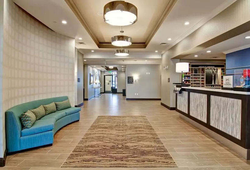 Отель Hampton Inn & Suites By Hilton Saskatoon Airport