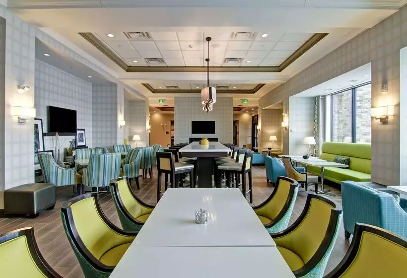 Отель Hampton Inn & Suites By Hilton Saskatoon Airport