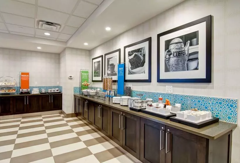 Отель Hampton Inn & Suites By Hilton Saskatoon Airport