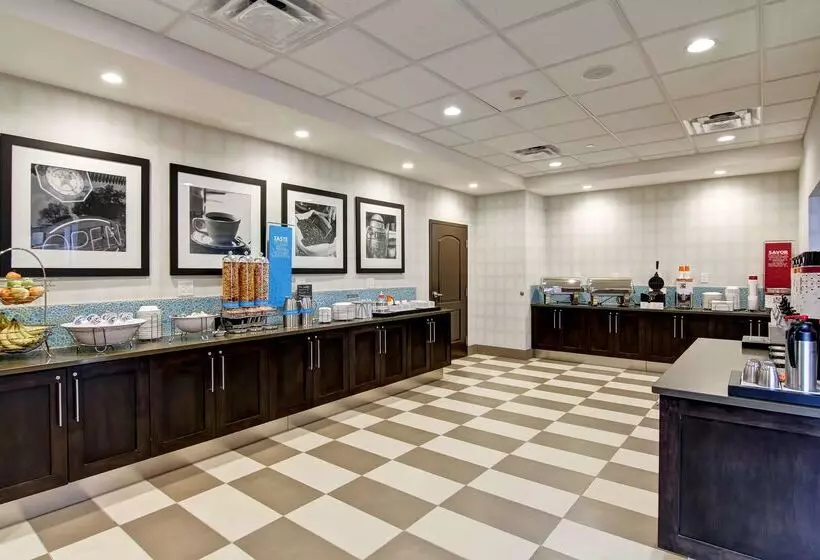 Отель Hampton Inn & Suites By Hilton Saskatoon Airport
