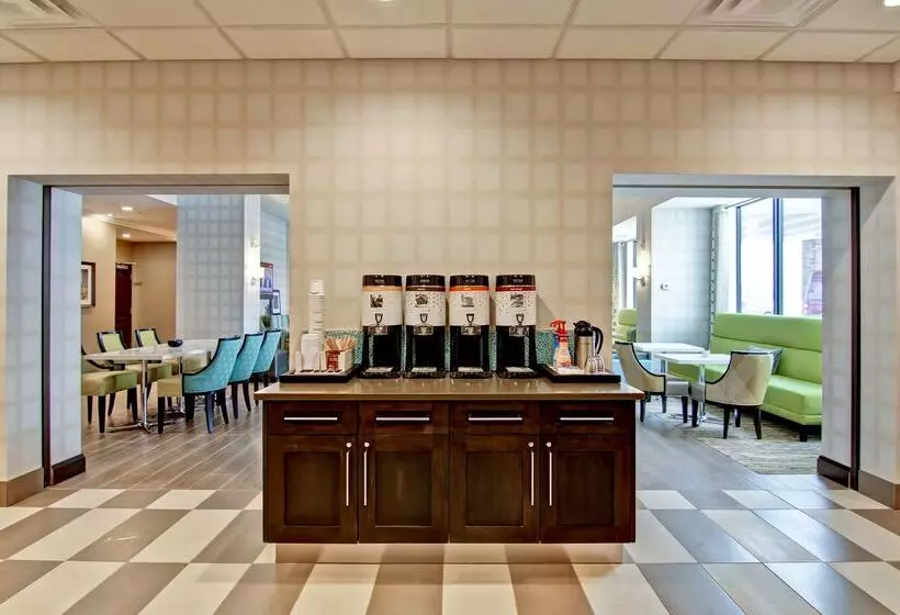 Отель Hampton Inn & Suites By Hilton Saskatoon Airport