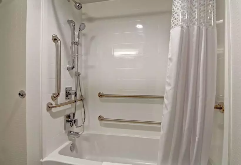 Отель Hampton Inn & Suites By Hilton Saskatoon Airport