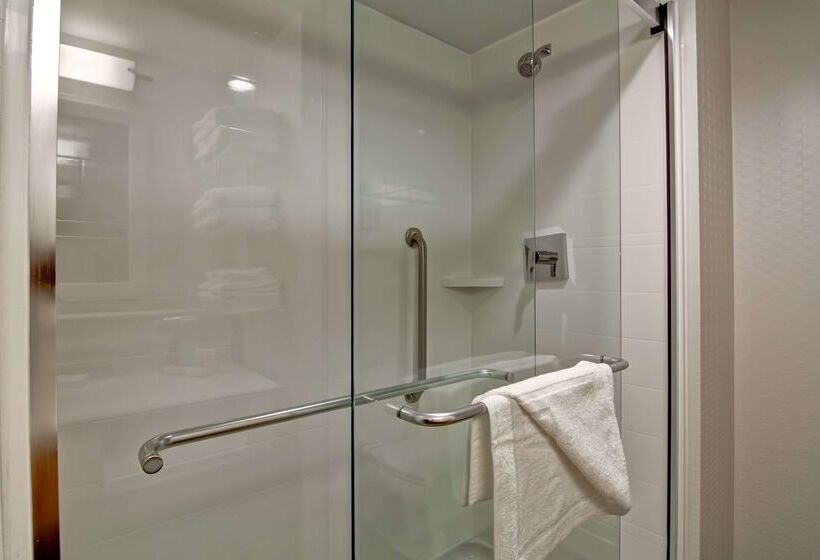 هتل Hampton Inn & Suites By Hilton Saskatoon Airport