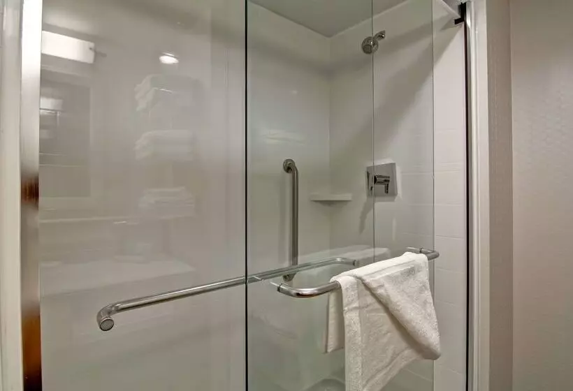 Отель Hampton Inn & Suites By Hilton Saskatoon Airport