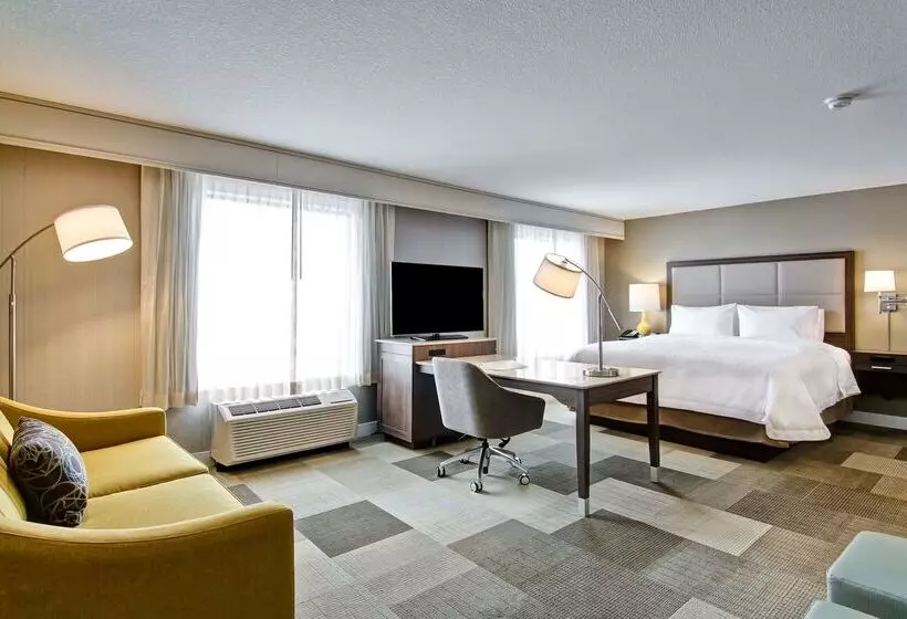 Отель Hampton Inn & Suites By Hilton Saskatoon Airport