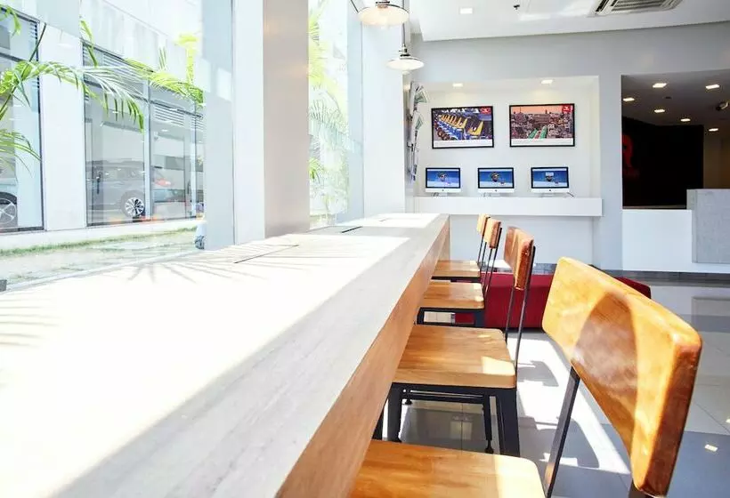 בית מלון כפרי Red Planet Manila Aseana City