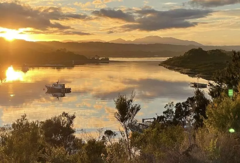 Hotel Strahan Wilderness Lodge