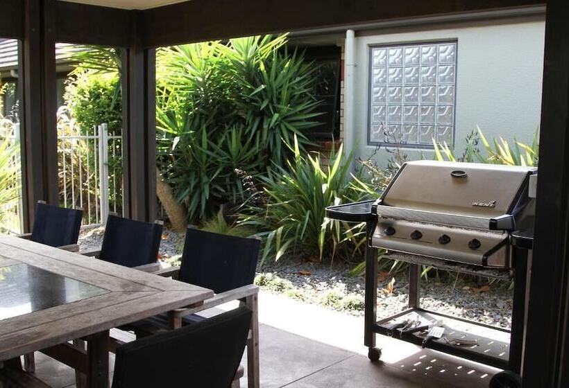 מוטל Quantum Lodge Motor Inn