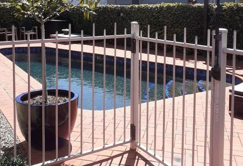 מוטל Quantum Lodge Motor Inn