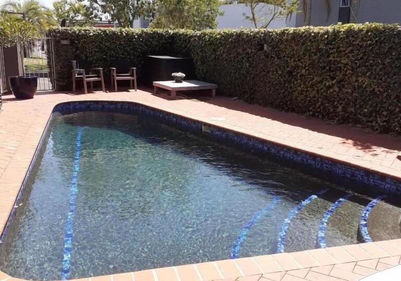 מוטל Quantum Lodge Motor Inn