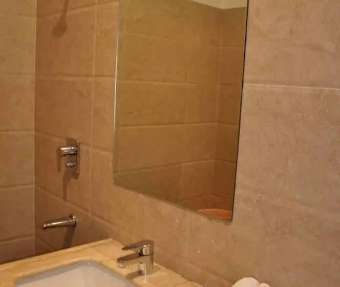 Fabhotel Basera