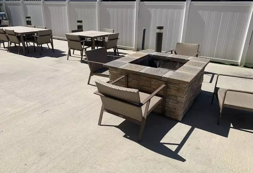 Отель Comfort Inn & Suites