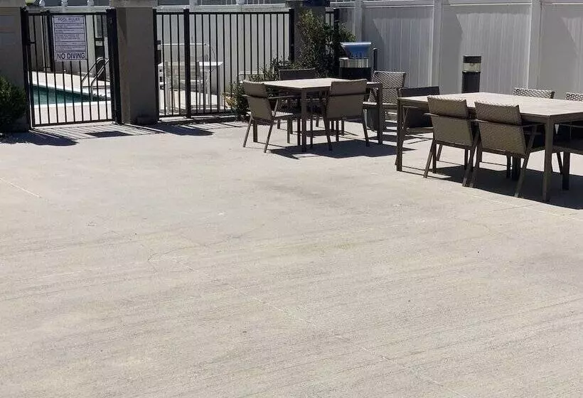 Отель Comfort Inn & Suites