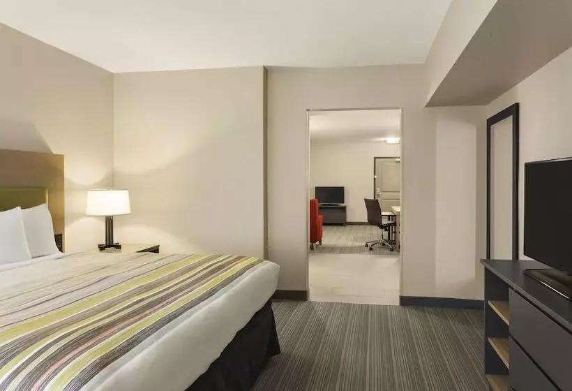 Отель Comfort Inn & Suites