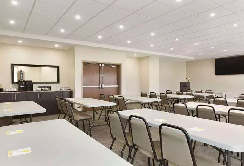 Отель Days Inn & Suites By Wyndham Lindsay