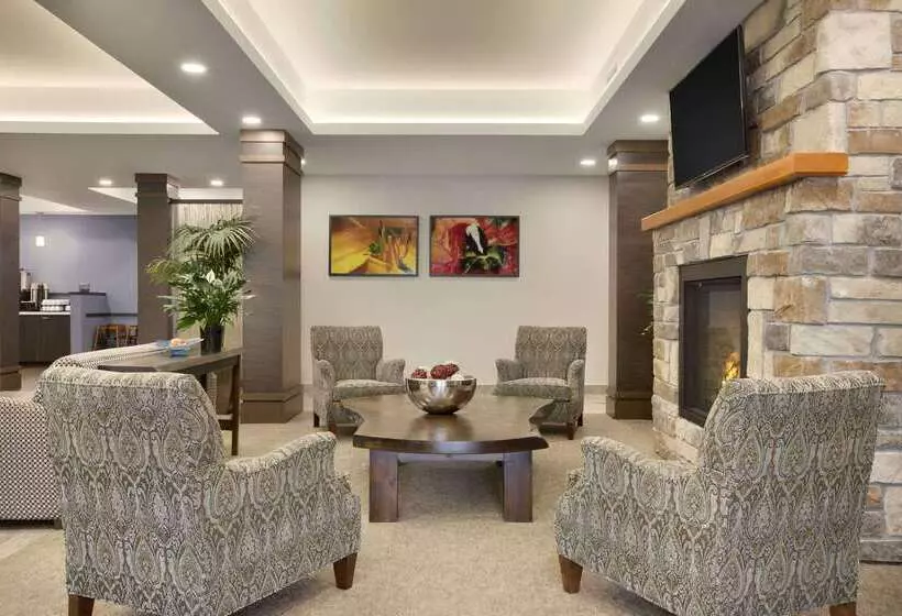 Отель Days Inn & Suites By Wyndham Lindsay