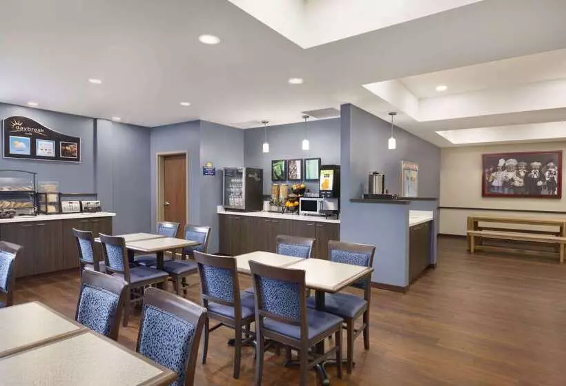 Отель Days Inn & Suites By Wyndham Lindsay