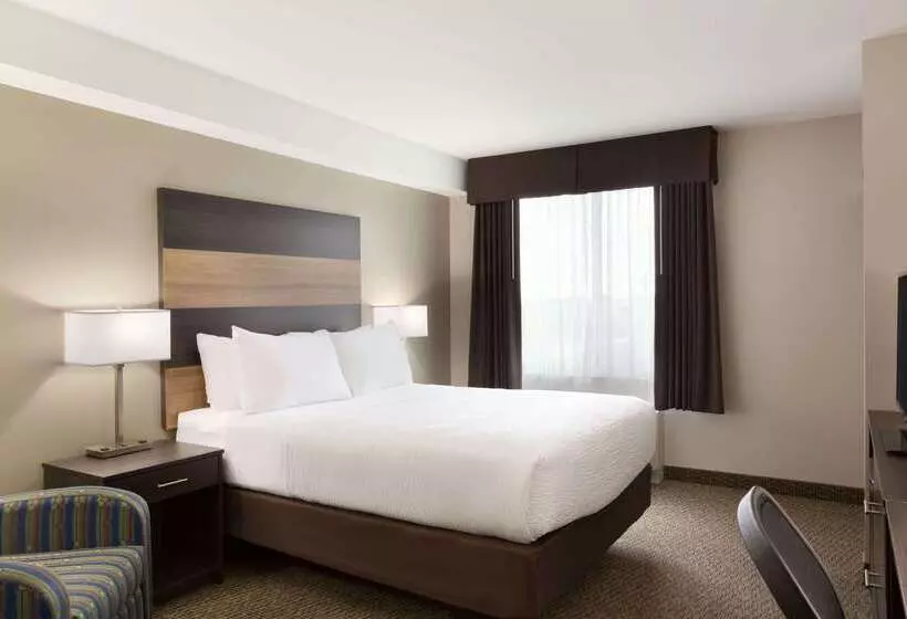 Отель Days Inn & Suites By Wyndham Lindsay