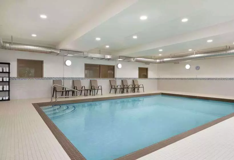 Отель Days Inn & Suites By Wyndham Lindsay