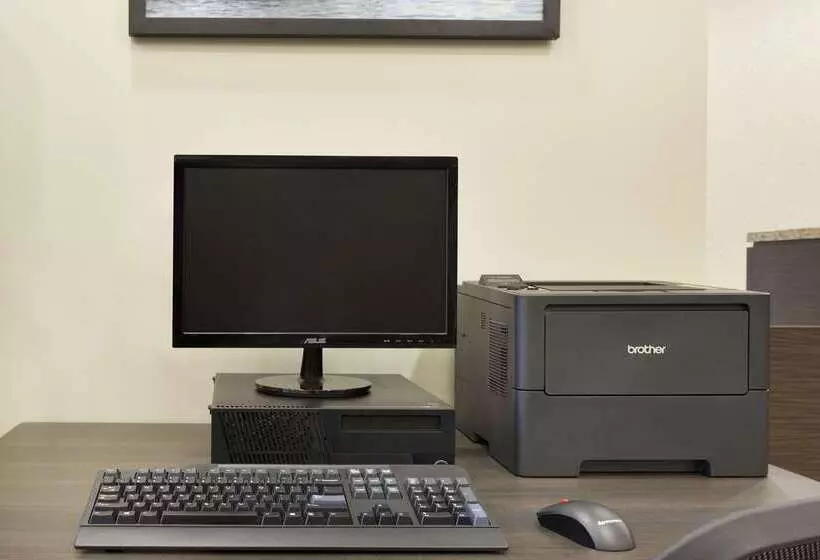 Отель Days Inn & Suites By Wyndham Lindsay