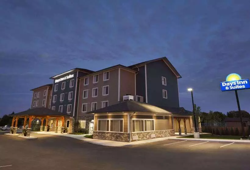 Отель Days Inn & Suites By Wyndham Lindsay