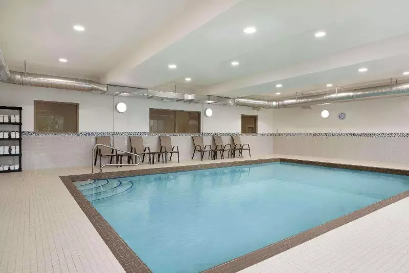 Отель Days Inn & Suites By Wyndham Lindsay