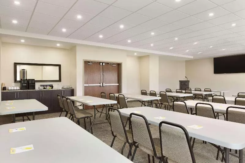 Отель Days Inn & Suites By Wyndham Lindsay