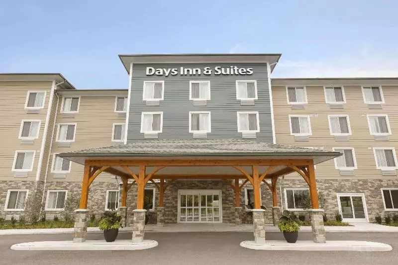 Отель Days Inn & Suites By Wyndham Lindsay
