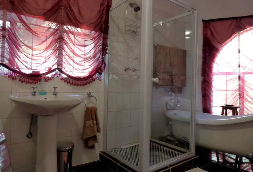 Majatalo Treetops & Treats Guest House