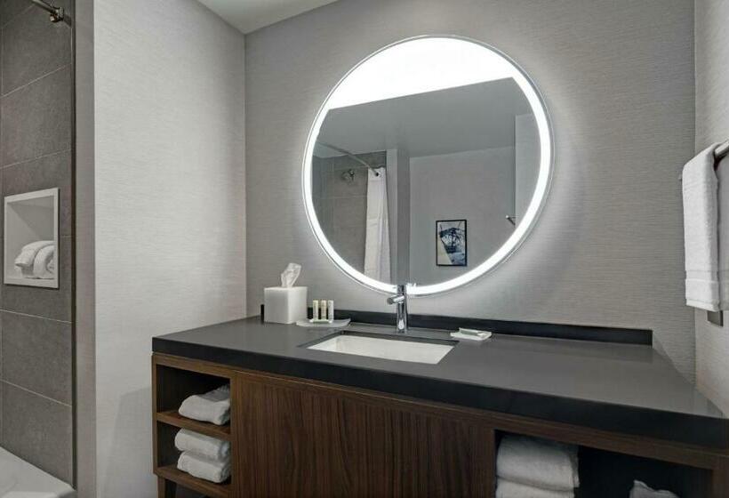 Отель Courtyard By Marriott Hamilton