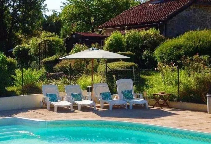 Aamiaismajoitus (B&B) Domaine Charente Glamping Familyroom Le Jardin With External Toilet & Shower House & Outdoor Kitchen
