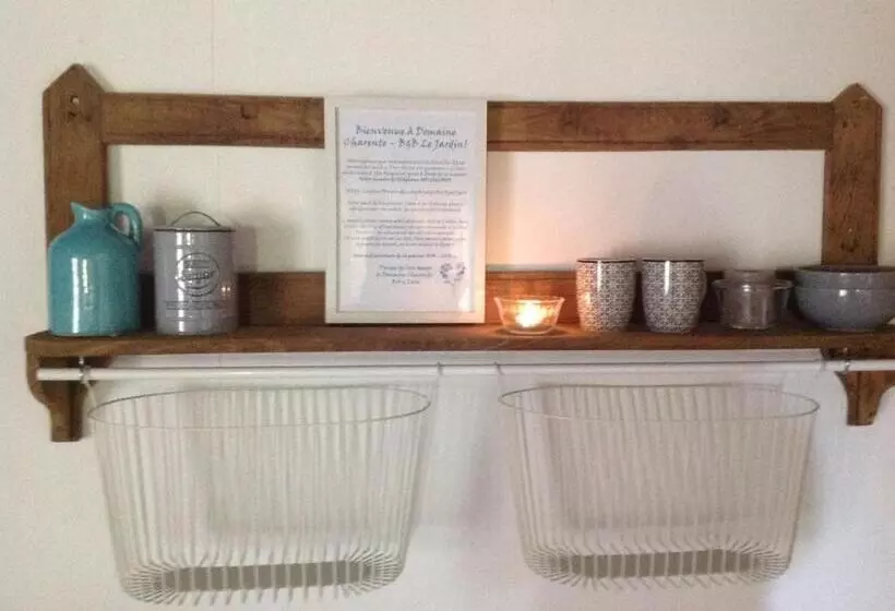 Aamiaismajoitus (B&B) Domaine Charente Glamping Familyroom Le Jardin With External Toilet & Shower House & Outdoor Kitchen