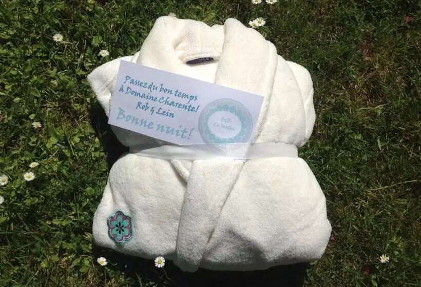 Aamiaismajoitus (B&B) Domaine Charente Glamping Familyroom Le Jardin With External Toilet & Shower House & Outdoor Kitchen