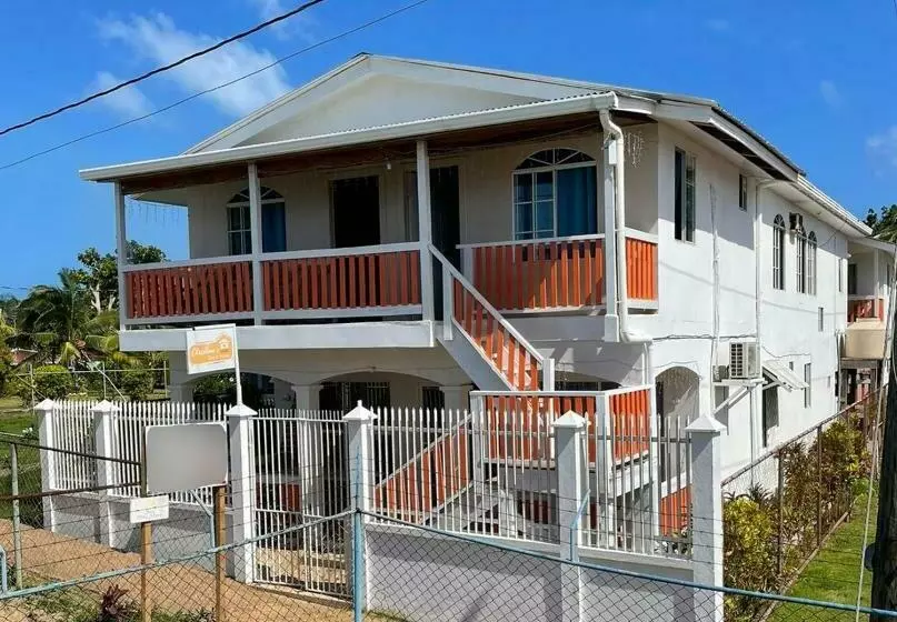 Hotelli Christina S Guest House Official