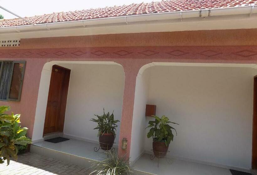 هتل Lubowa Cottages