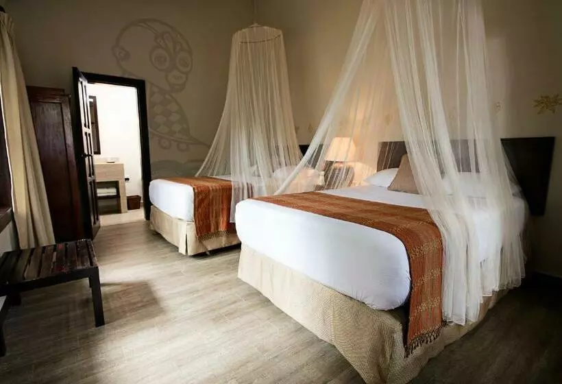 هتل Jungle Lodge Tikal